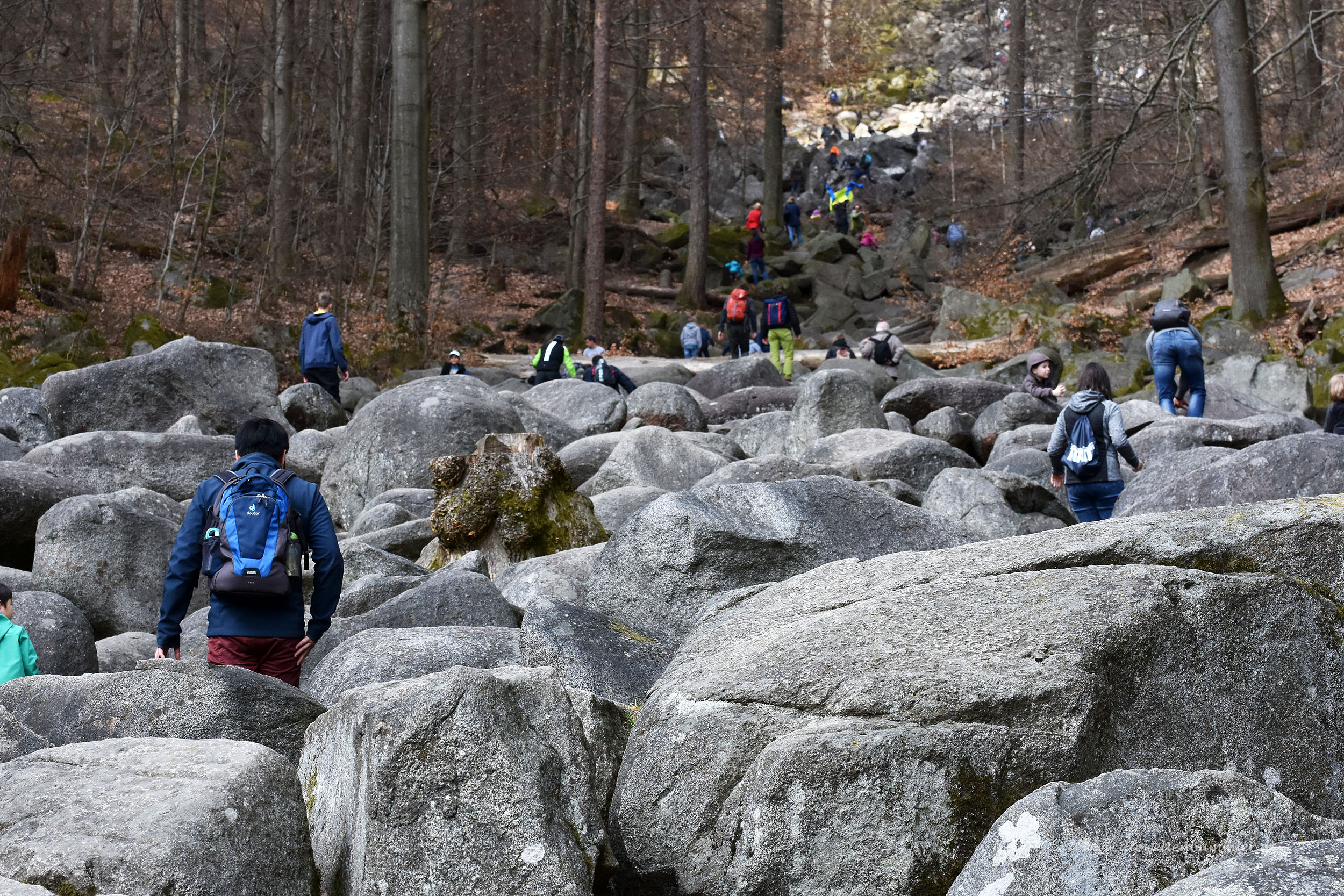 Viele Besucher zwischen den Felsen