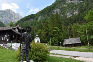 Skulptur vor den Karawanken