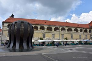 Skulptur vor der Burg in Maribor