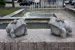 Frosch-Skulptur am Brunnen