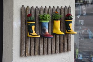 Gummistiefel als Blumenvase