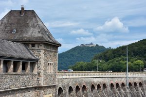 Staumauer mit Schloss Waldeck