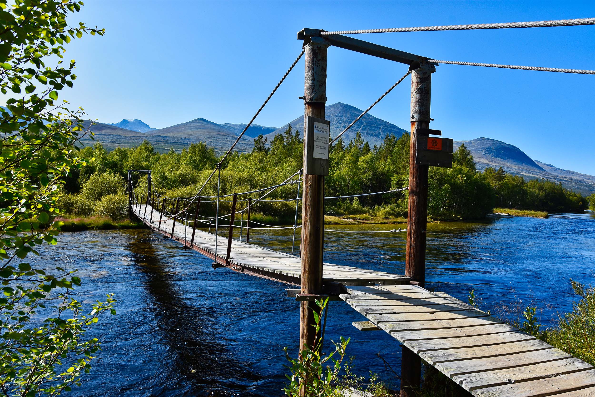 Wackelige Treppe über den Fluss
