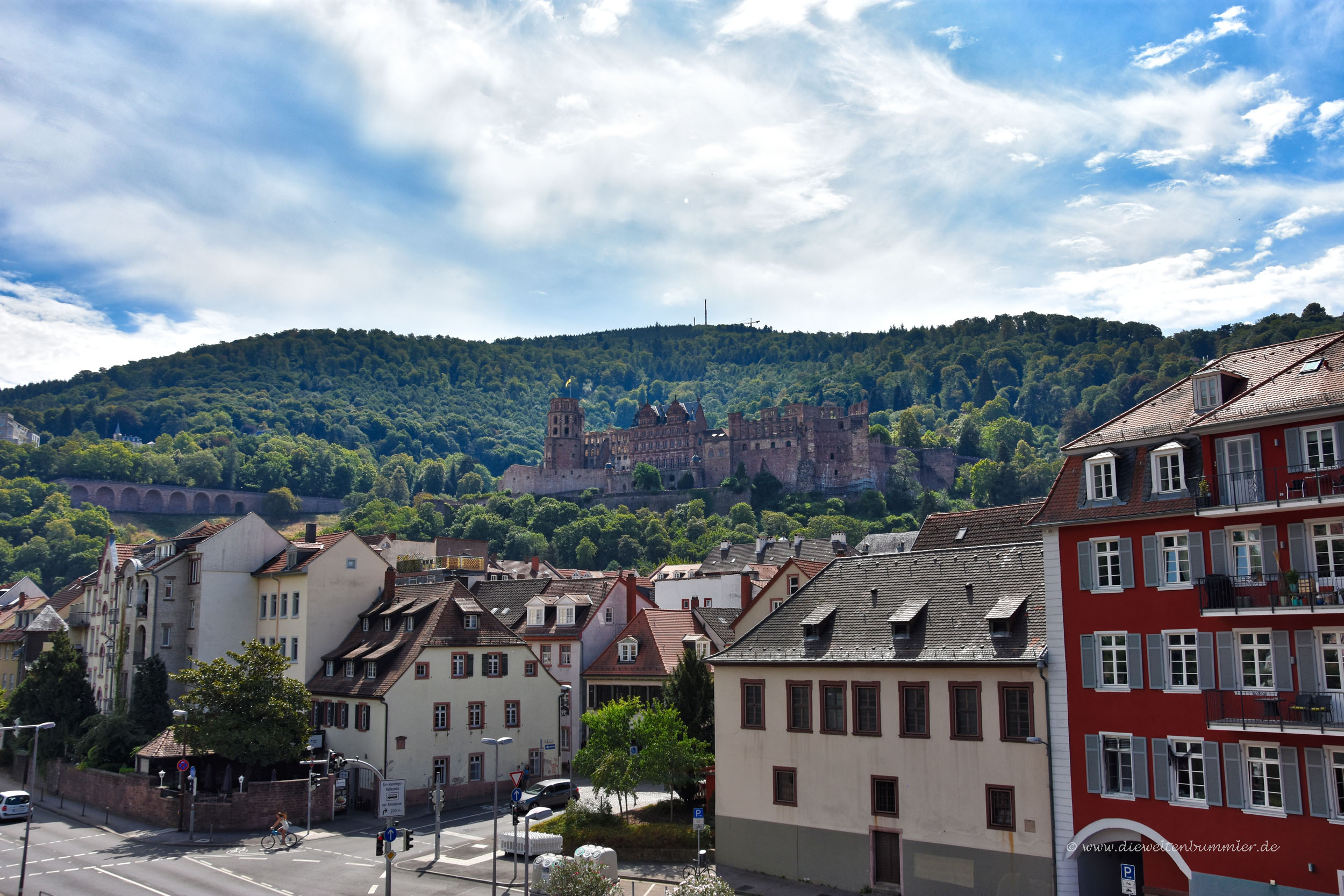 Blick von der Neckarbrücke zum Schloss