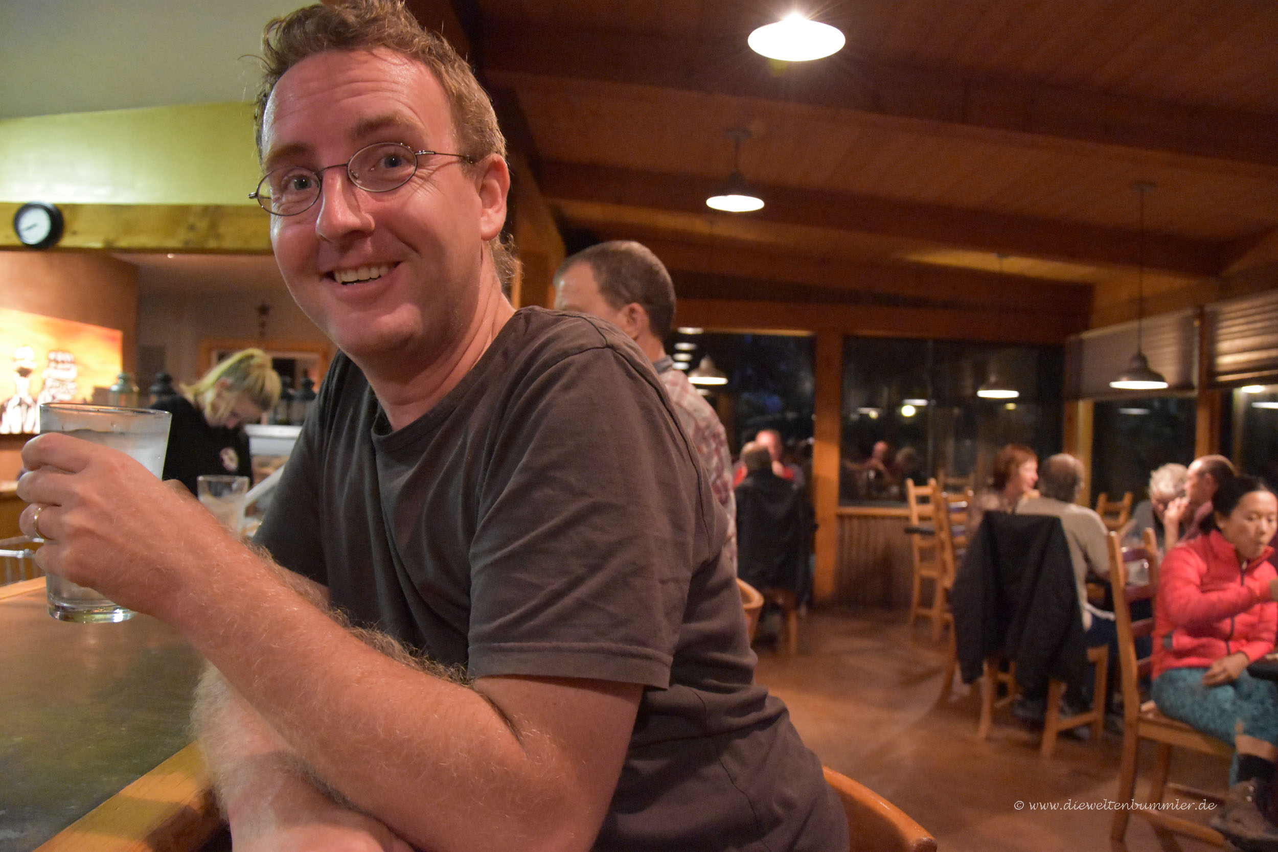 Ein eiskaltes Glas Wasser in der Bar