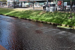 Wasserspiele erzeugen Buchstaben