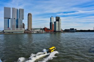 Hafen mit modernen Häusern