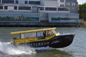 Taxiboot im Hafen