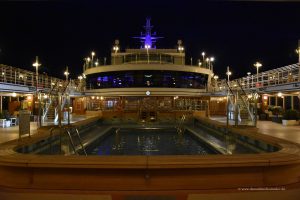 An Deck bei Nacht