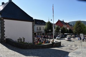 Menschen warten vor der Floyenbahn