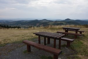 Sitzbänke auf der Wasserkuppe