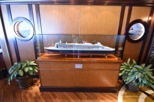 Modell der Queen Mary 2