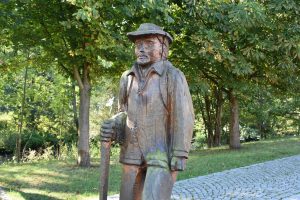 Skulptur eines Wanderers