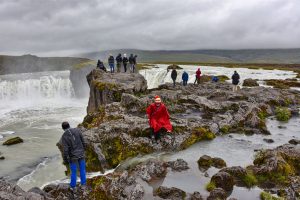 Besucher am Wasserfall