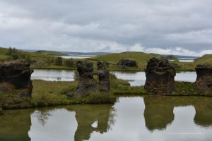 Die Felsen ragen aus dem Myvatn