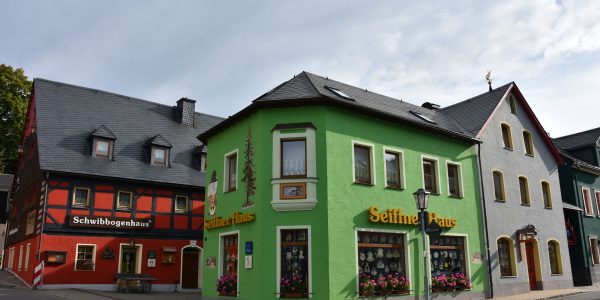 Farbenfrohe Häuser in Seiffen