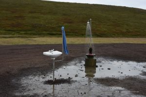 Dusche und Waschbecken direkt an der Straße