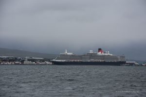 Die Queen Elizabeth im Hafen von Akureyri