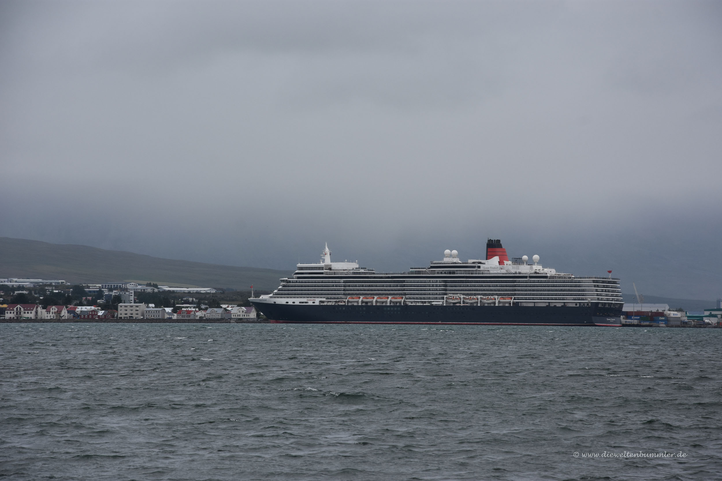 Die Queen Elizabeth im Hafen von Akureyri