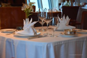 Gedeckter Tisch an Bord