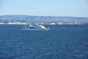 MS Hamburg vor Reykjavik