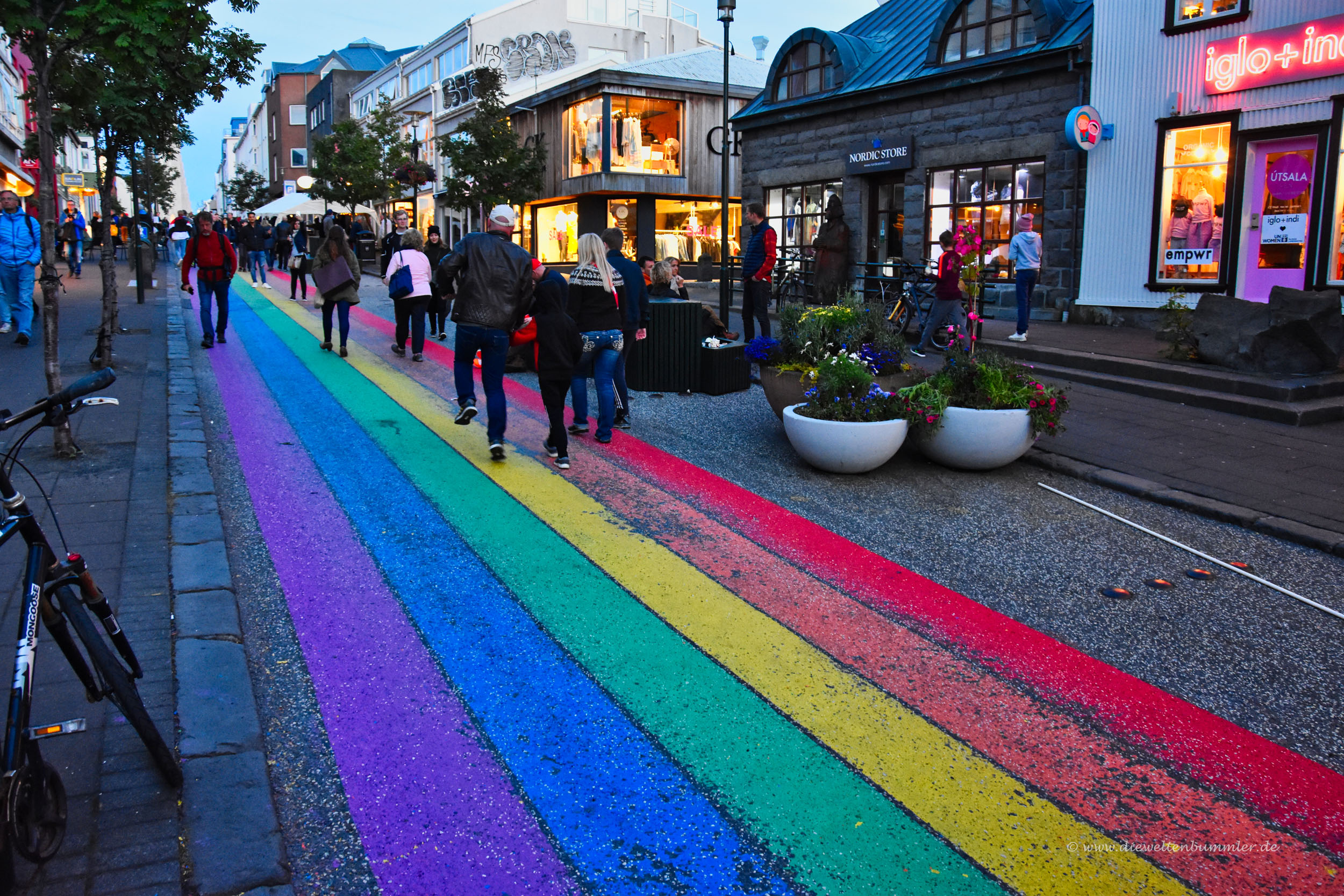 Farbenfrohe Fußgängerzone