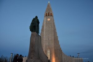 Leifur Eriksson vor der Kirche