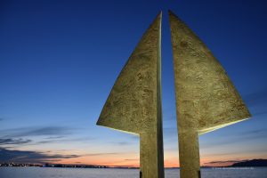 Skulptur an der Hafenpromenade