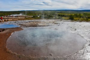 Im Hintergrund der Große Geysir