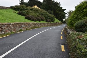 Wanderung auf irischen Straßen