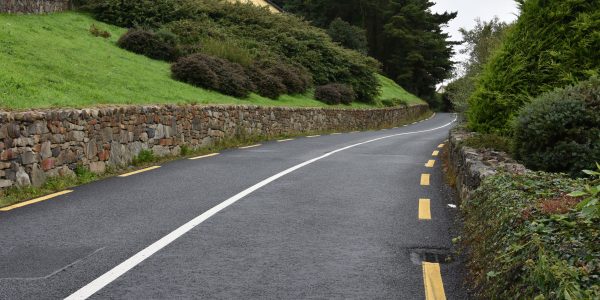 Wanderung auf irischen Straßen