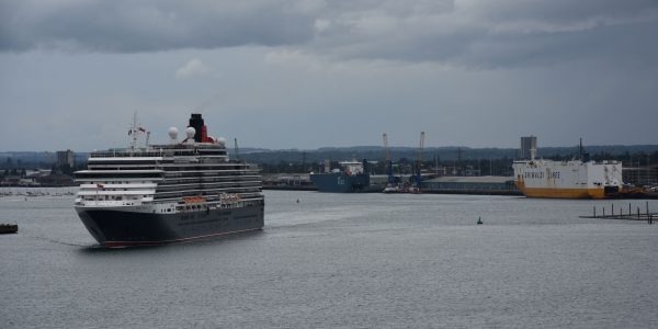 Queen Victoria und Grimaldi-Frachtschiff