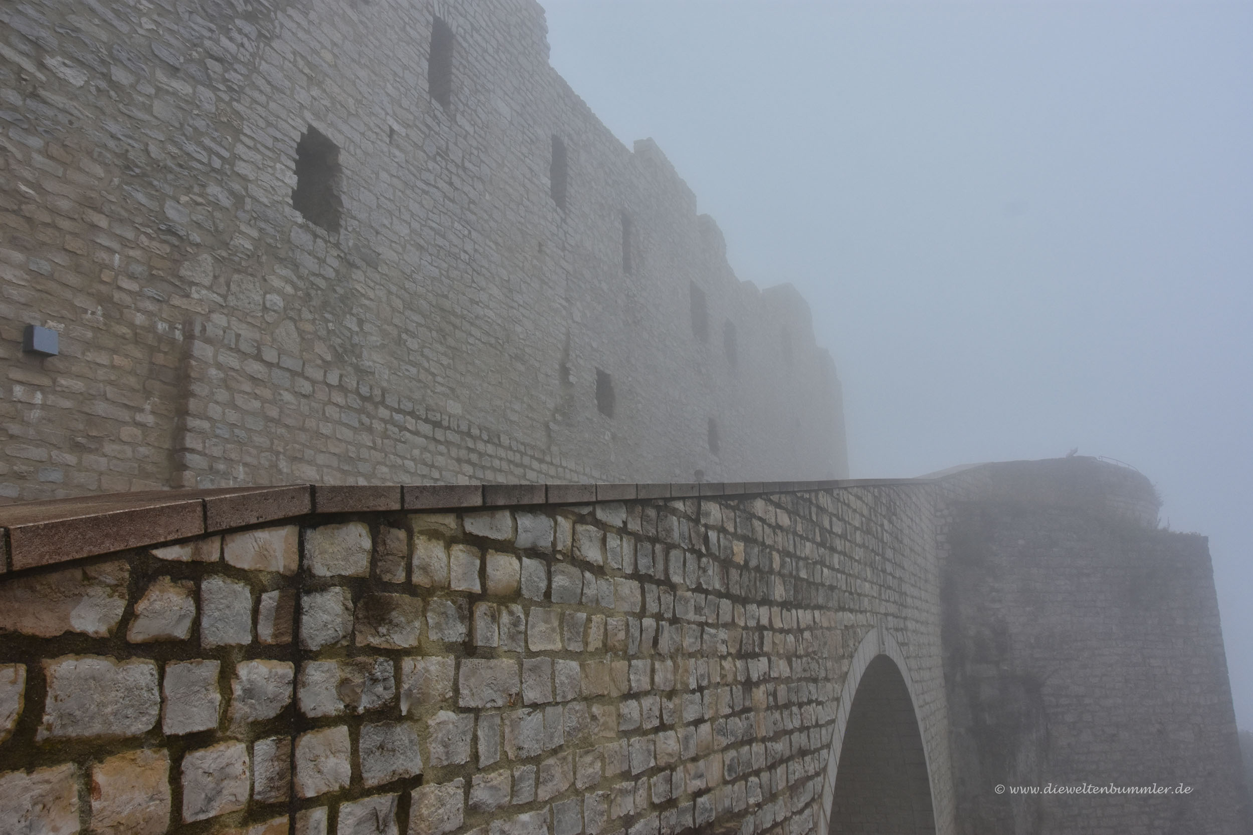 Burg Hohenneuffen im Nebel