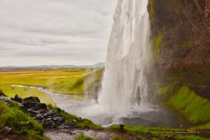 Spazierweg hinter dem Wasserfall