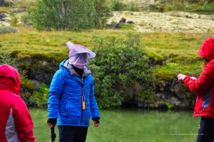 Tourist mit Mückenschutz am Mývatn