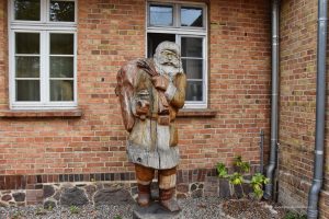 Holzskulptur des Weihnachtsmanns