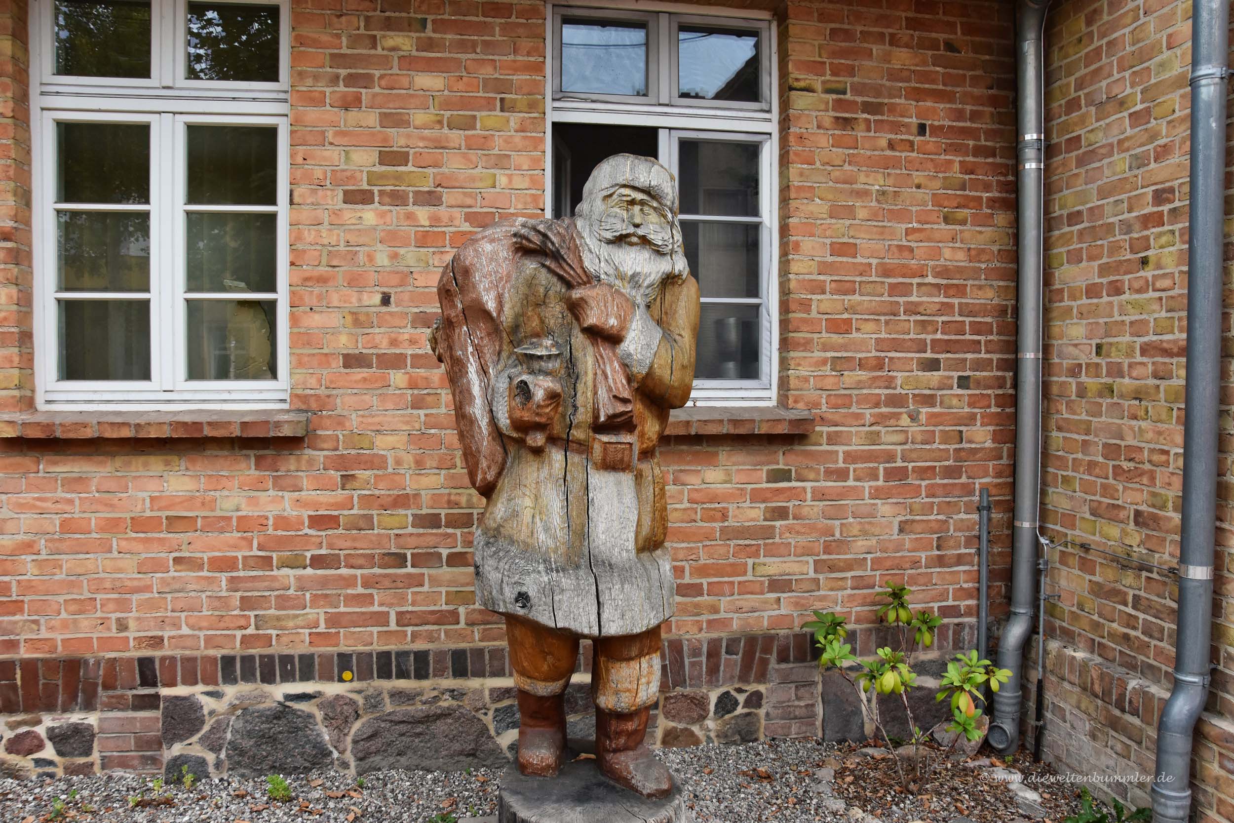 Holzskulptur des Weihnachtsmanns