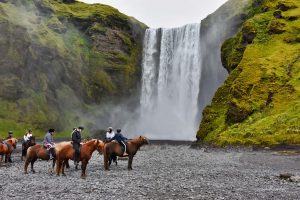 Reiter vor dem Wasserfall