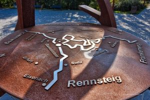 Skulptur am Drehkreuz des Wanderns