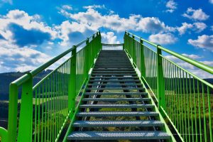 Treppe zum Skywalk an der Saale