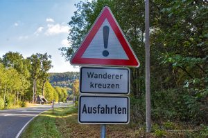 Warnschild vor Wanderern