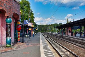 Bahnsteig im Hundertwasser-Stil