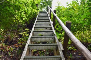 Steile Treppe von unten