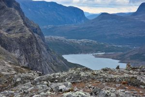 Gjendesheim im Hintergrund und links der Besseggengrat