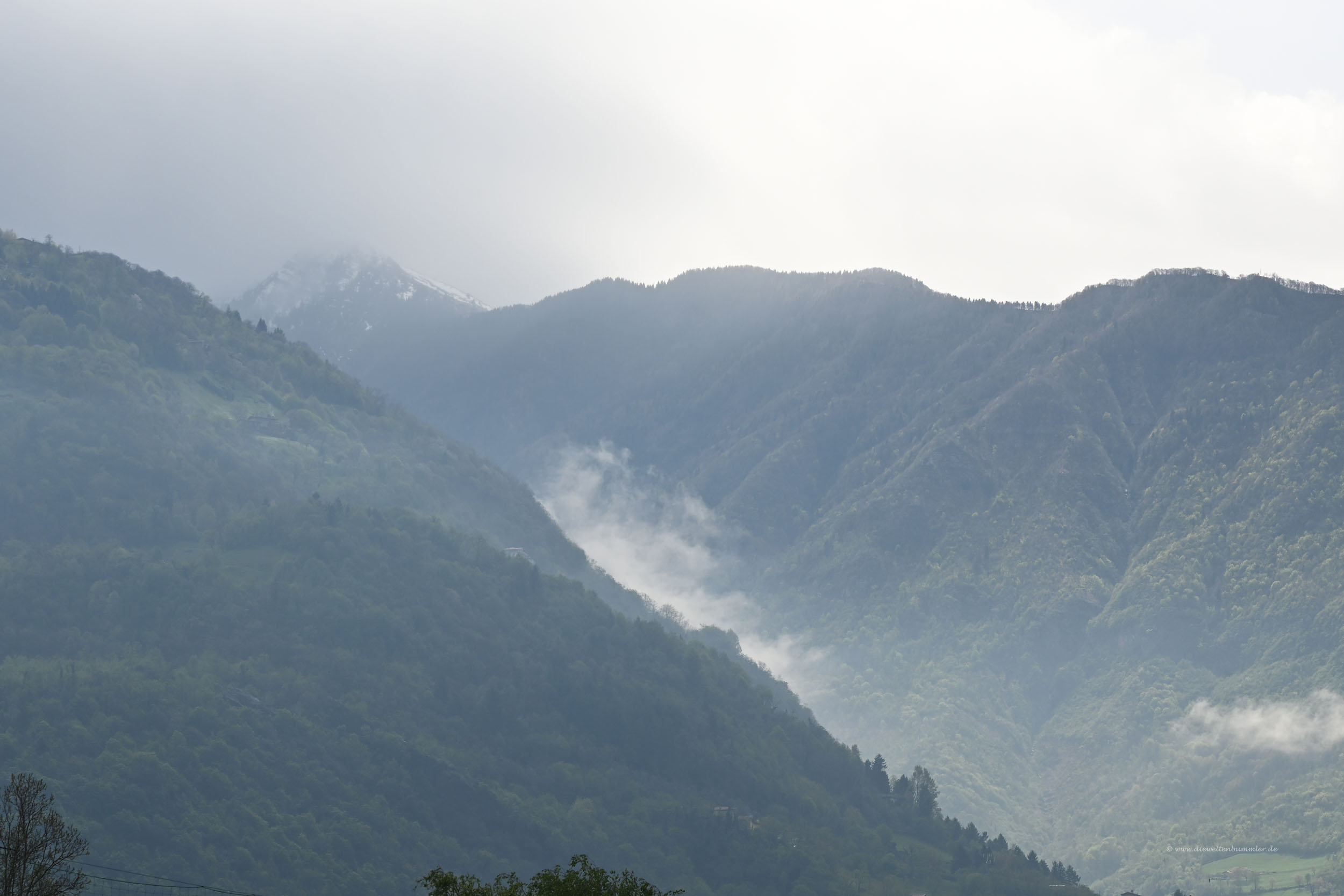 Wolkenverhangene Berge