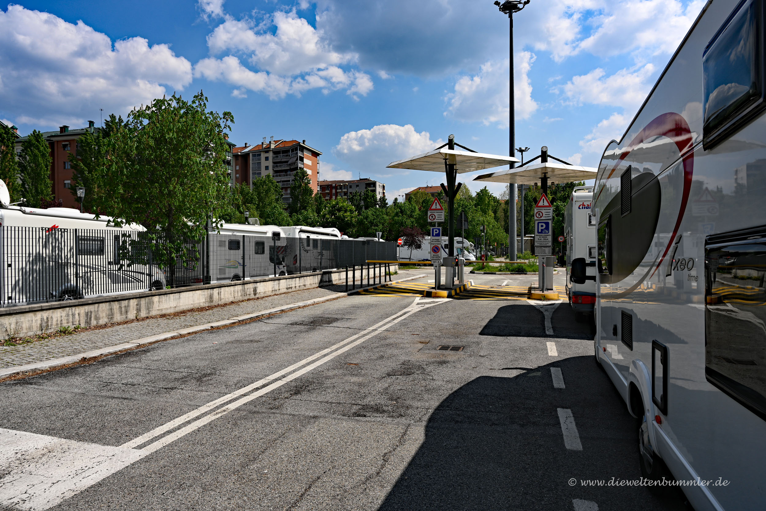 Überfüllter Stellplatz in Turin