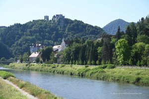 Blick vom Flussufer zur Burg Celje