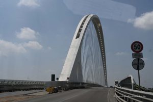 Brücke durch die Windschutzscheibe gesehen