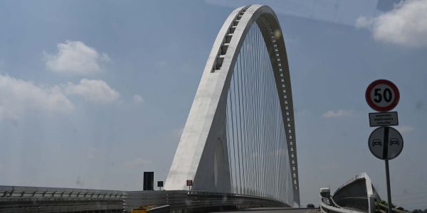 Brücke durch die Windschutzscheibe gesehen