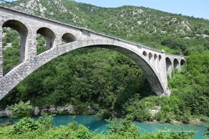 Eisenbahnbrücke über dem Fluss Soca